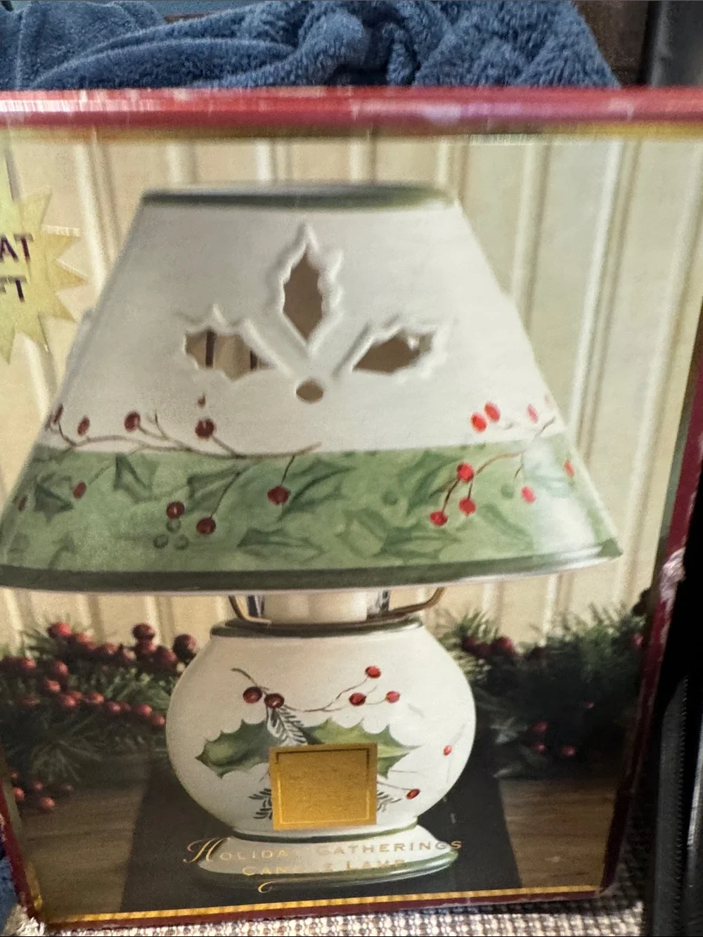 Festive Holly Ceramic Table Lamp in Cream & Green